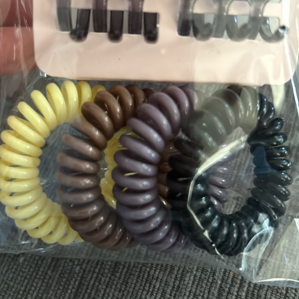 5/$20 Hair Accessories 8pcs - Picture 3 of 4